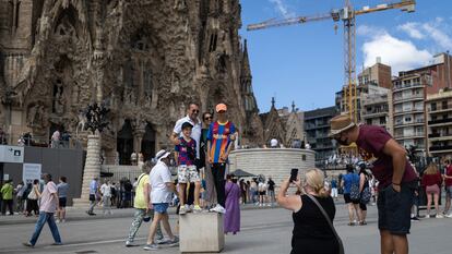 Turistas en los alrededores de la Sagrada Familia en julio.