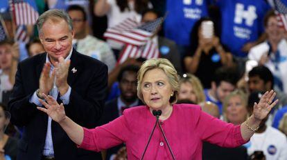 Hillary Clinton y su compañero de campaña, Tim Kaine, este viernes en Filadelfia.