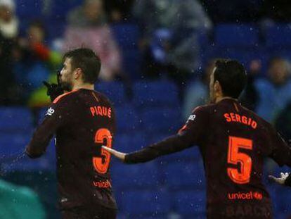 Un gol de cabeza del central del Barça iguala el tanto de Gerard Moreno en un derbi muy caliente