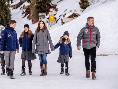 La familia danesa durante un paseo por Verbier, en enero.