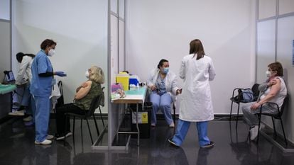 Vacunación masiva en el centro comercial La Farga, en L'Hospitalet de Llobregat (Barcelona), el pasado 22 de abril.
