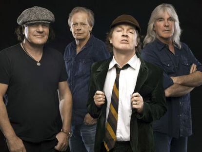Foto de promoci&oacute;n de AC/DC con el cantante Brian Johnson a la izquierda y Angus Young con su caracter&iacute;stico uniforme colegial.