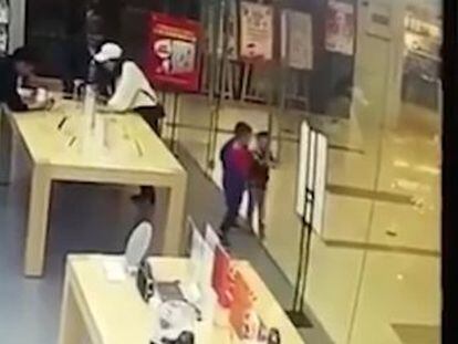 La madre del menor, que se encuentra en buen estado, reclama 25.000 euros al propietario de la tienda donde ocurrió el accidente