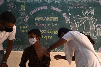 Un niño recibe una dosis de vacuna contra la covid en una escuela de Chennai (India).