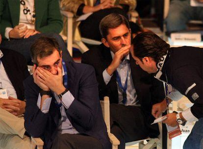 Ricardo Costa (con un teléfono), Vicente Rambla y Álvaro Pérez (de pie), en 2008.