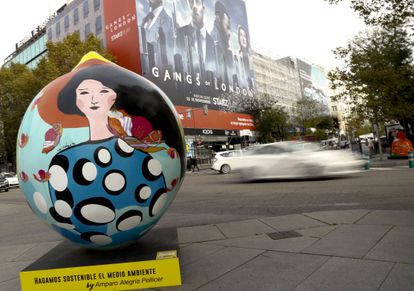 Uno de los limones gigantes de 330 kilos que se acaban de instalar en el centro de Madrid, intervenidos por el Grupo pro Arte y Cultura, bajo la coordinación de Mayte Spínola. | 