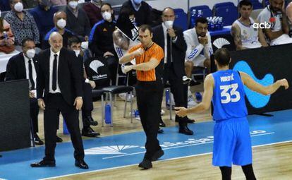 El árbitro Benjamín Jiménez señala pasos a Mirotic en presencia de Laso en una acción del clásico de la ACB del domingo