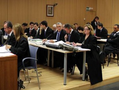 Los abogados de los damnificados por causa del accidente, en la primera sesión del juicio.