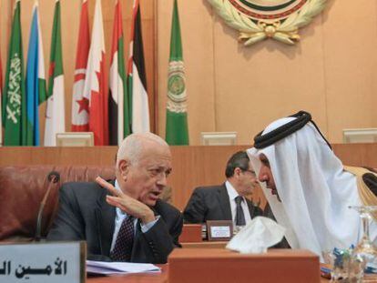 El primer ministro qatar&iacute;, jeque Hamad bin Jassem bin Jabr al Thani (D) conversa con el secretario general de la Liga &Aacute;rabe hoy en El Cairo