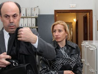 Marta Dominguez junto a su abogado, Jos&eacute; Rodriguez  en el juzgado numero 7 de Palencia.