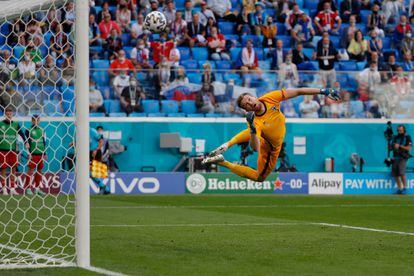 El portero finés Lucas Hradecky, en la acción del gol de Rusia.