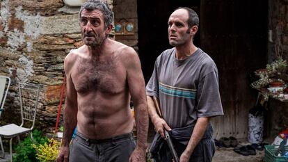 Luis Zahera y Diego Anido en un fotograma de la película 'As bestas'.
