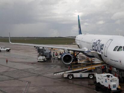  Vista este viernes de un avión de JetBlue en el Aeropuerto Internacional de Las Américas, en Santo Domingo (República Dominicana).