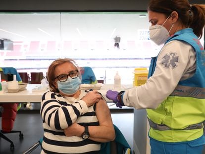 Una mujer es vacunada con una dosis de AstraZeneca en el Wanda Metropolitano de Madrid el 30 de marzo.
