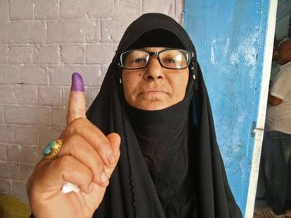 Una iraquí muestra que ha votado este sábado en Basora.