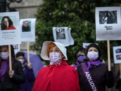 'Performance' sobre la historia del feminismo realizada en la plaza de la Ayuntamiento de Valencia.