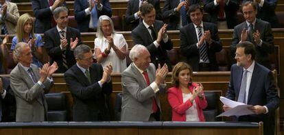 Los diputados del PP aplauden la intervención de Rajoy en el Congreso.