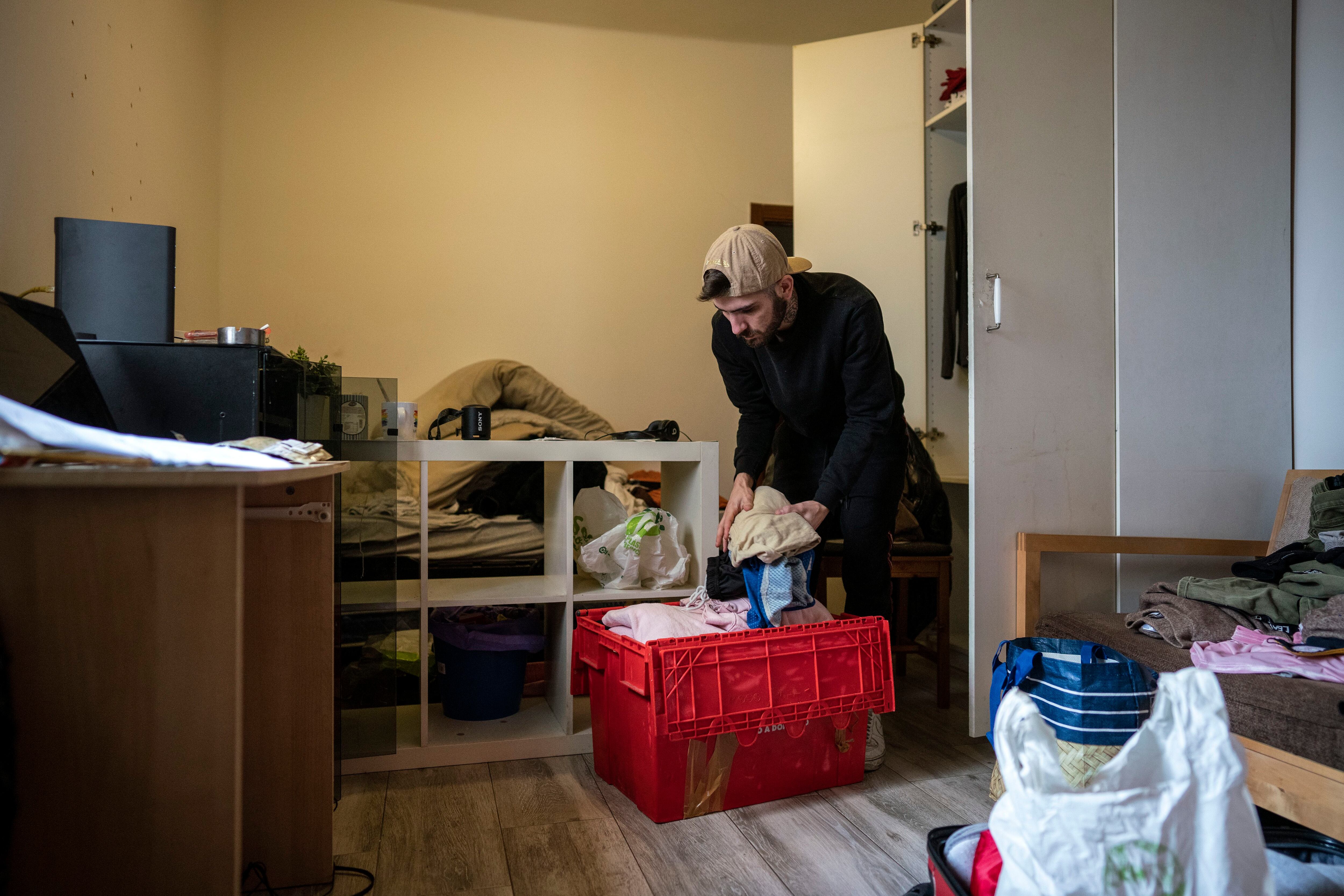 Eduardo Martínez, vecino de la calle del Marqués de Santa Ana, guarda su ropa en un baúl en su piso, que debe desalojar en 24 horas.