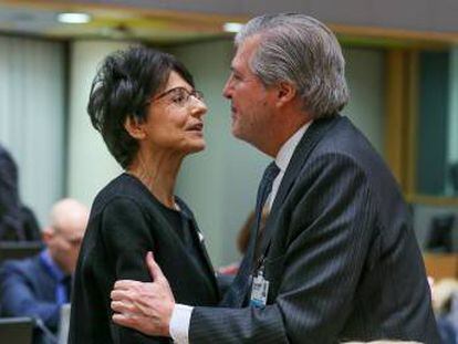 El ministro M&eacute;ndez de Vigo (d), saluda a la comisaria europea Marianne Thyssen (i), en una reuni&oacute;n en Bruselas este jueves. 