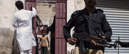 Servicio de vigilancia en uno de los equipos que vacunan contra la polio en Pakistán.
