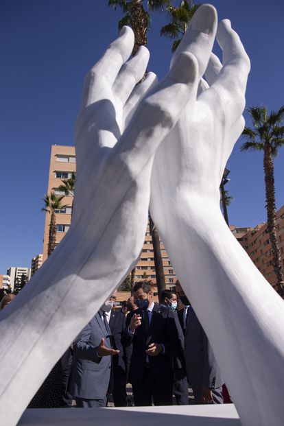 Inauguración de la escultura en homenaje a los sanitarios andaluces en Málaga.