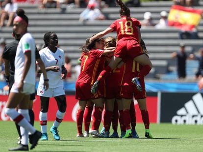 La selección española celebra un gol ante Canadá.