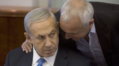 El primer ministro israelí, Benjamin Netanyahu, escucha al Ministro de Seguridad Interior, Isaac Aharonovich.