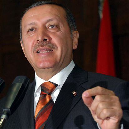 El primer ministro turco, Recep Tayyip Erdogan, promete seguir con las reformas pero advierte de que no aceptará ninguna nueva condición de la UE.