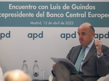 MADRID, 12/04/2023.- El vicepresidente del Banco Central Europeo, Luis de Guindos participa este miércoles en un encuentro organizado por la Asociación para el Progreso de la Dirección (APD), con la colaboración de Ibercaja en Madrid. EFE/ Javier Lizón

