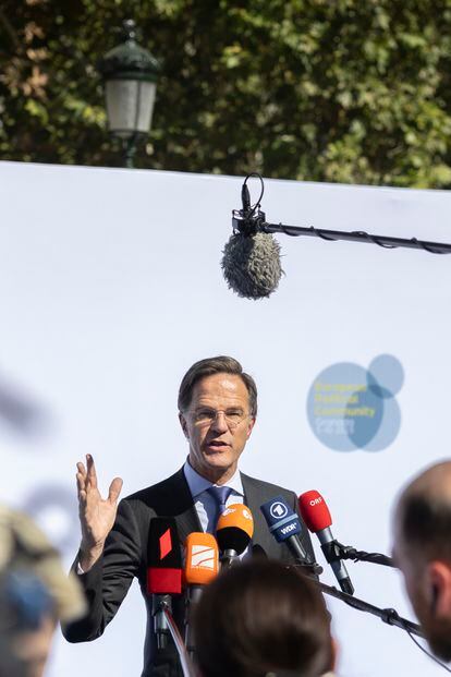 El primer ministro de Países Bajos, Mark Rutte, atiende a los medios de comunicación al inicio de la cumbre en Granada. 