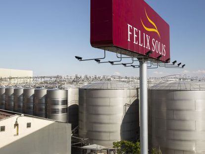 Félix Solís elaborará vino con uva china