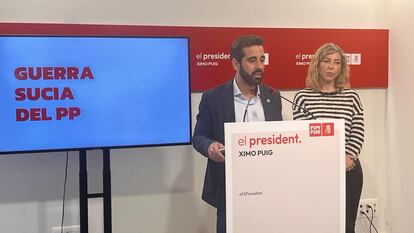 El secretario de Organización del PSPV-PSOE, José Muñoz, con Rocío Briones, responsable de la oficina del candidato, en la sede del partido en Valencia.