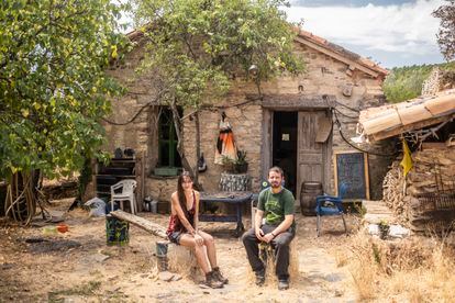 Lalo Aracil y Andrea Martín, dos de los jóvenes que han repoblado el pueblo abandonado de Fraguas, en Guadalajara.