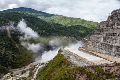 Foto panorámica del río Cauca embalsado junto al muro de la represa Hidroituango, en Colombia.