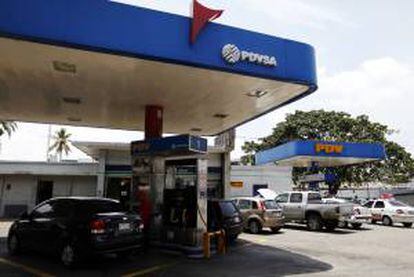 El subsidio estatal para que el litro de gasolina en Venezuela se venda a un centavo de dólar supera los 12.500 millones de dólares anuales, lo que alienta el derroche y el contrabando, que llega a 100.000 de los 700.000 barriles diarios destinados al consumo interno. EFE/Archivo