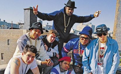 Los miembros de los Beastie Boys junto a los Run-DMC, en 1988, en una imagen incluida en Beastie Boys, el libro. 