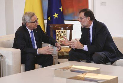 El presidente del Gobierno, Mariano Rajoy, conversa con el presidente de la Comisi&oacute;n Europea, Jean-Claude Juncker