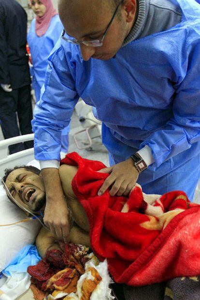 Un herido, en el hospital libio de Ajdabiya.