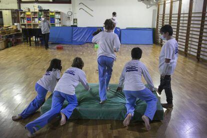 Activitats al gimnàs de l'Escola del Mar de Barcelona.