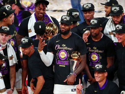 LeBron, en el centro, muestra este domingo cuatro dedos por sus cuatro títulos de campeón de la NBA tras derrotar a los Miami Heat en el sexto partido de la final.
