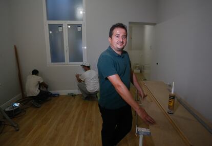 Paco Manzano, propietario de una empresa de reformas, revisa una obra en un piso en el centro de Madrid.