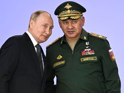 El presidente ruso, Vladímir Putin, y su ministro de Defensa, Serguéi Shoigu, presiden un acto del Ejército el pasado agosto en Moscú.
