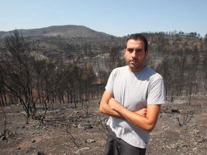 El alcalde de Biure, Albert Camps, muestra el paisaje de su municipio, devastado por el incendio del Alt Empord&agrave;.