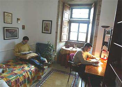 Dos seminaristas estudian en su habitación
