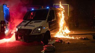 Una furgoneta de la Guardia Urbana de Barcelona arde en Barcelona en los disturbios de apoyo a Pablo Hasél. En vídeo, imágenes de los altercados.