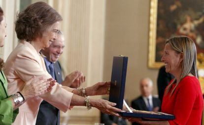Asunción Gallardo recibe de manos de la reina Sofía el premio del colegio Gabriel Vallseca de Palma de Mallorca