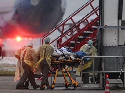 Sanitarios trasladan a un paciente con coronavirus a otra unidad de cuidados intensivos de Alemania, en un avión militar, este viernes en Memmingen (Baviera).