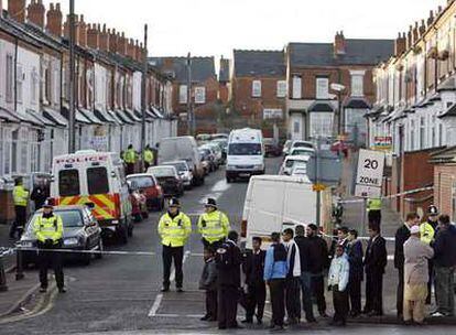Agentes de policía montan guardia en una calle de Birmingham tras las detenciones de ayer.