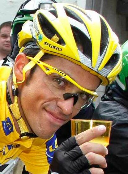 Alberto Contador brinda ayer con champaña por su victoria en el Tour.