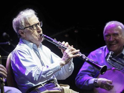 Woody Allen acompa&ntilde;ado por la New Orleans Band en Calella de Palafrugell. 
 